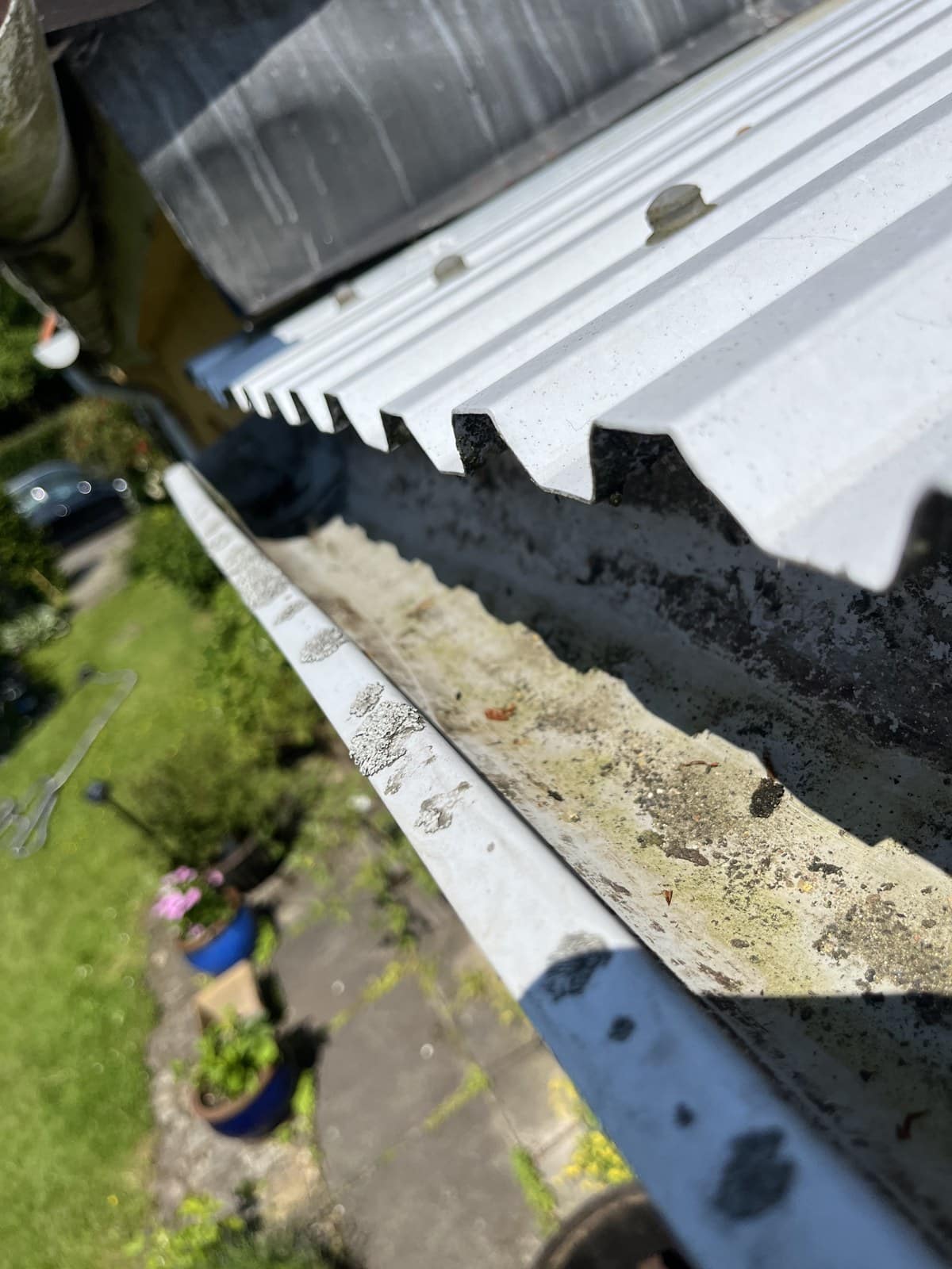 Tagrenderensning i Solrød – hold huset tørt tæt på stranden